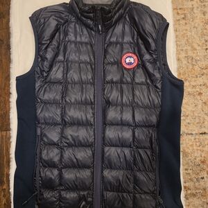Canada Goose Hybrigde Vest L with Red Logo. Dark Blue/Black.